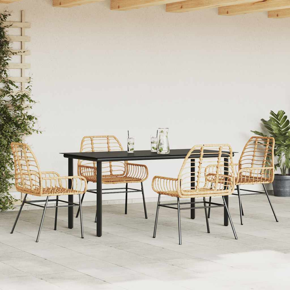 Ein Terrassenset mit Tisch, Stühlen und Getränken, auf einer Terrasse aufgestellt. Korbstühle.