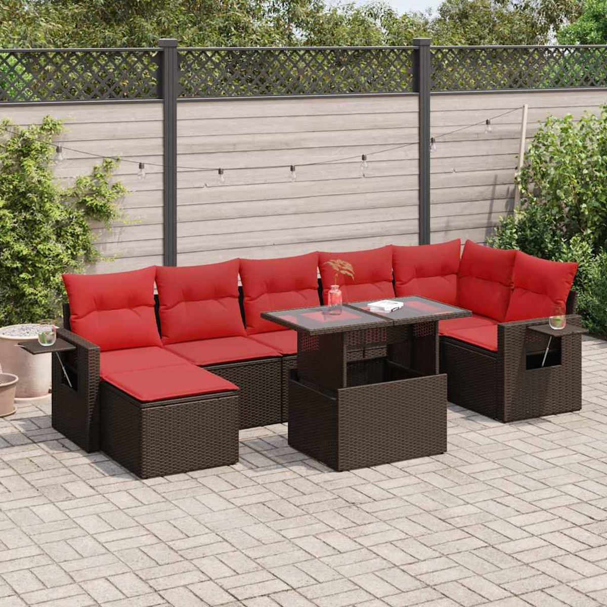 Outdoor-Ecksofa mit roten Kissen und Tisch. Die Szene befindet sich auf einer Terrasse mit Pflanzen und Lichtern.