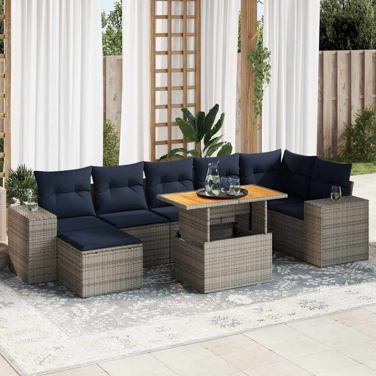 Outdoor-Möbelset mit Sofa und Couchtisch. Blaue Kissen und heller Teppich. Weiße Vorhänge hinten.