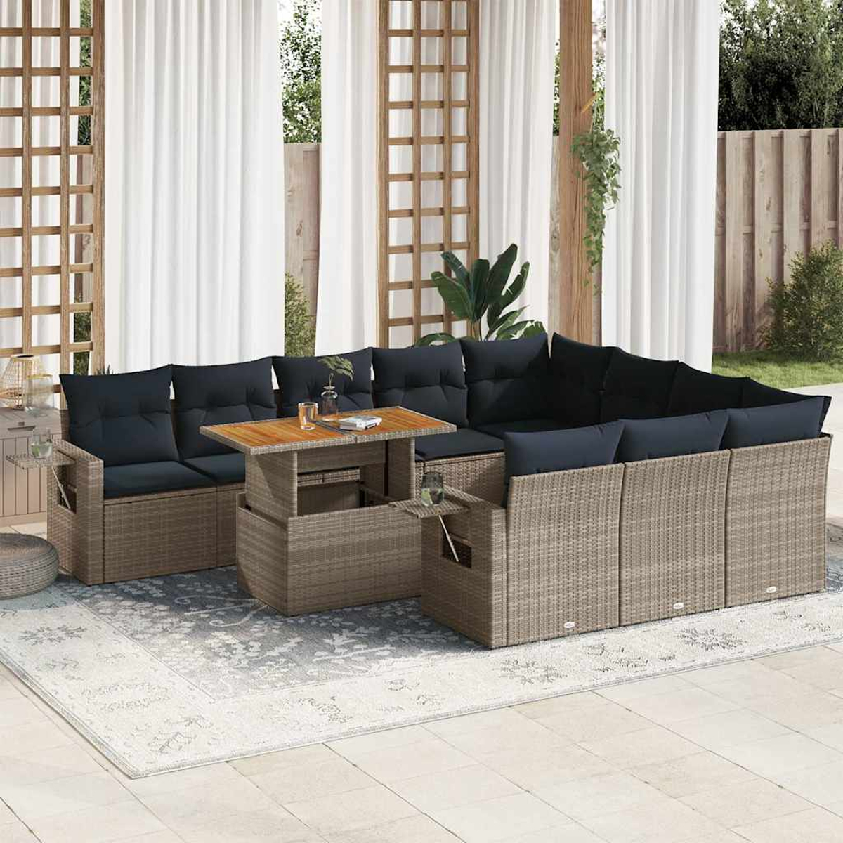 Ein Outdoor-Rattan-Sofaset mit Tisch, blauen Kissen und einem dekorativen Holzgitter im Hintergrund.