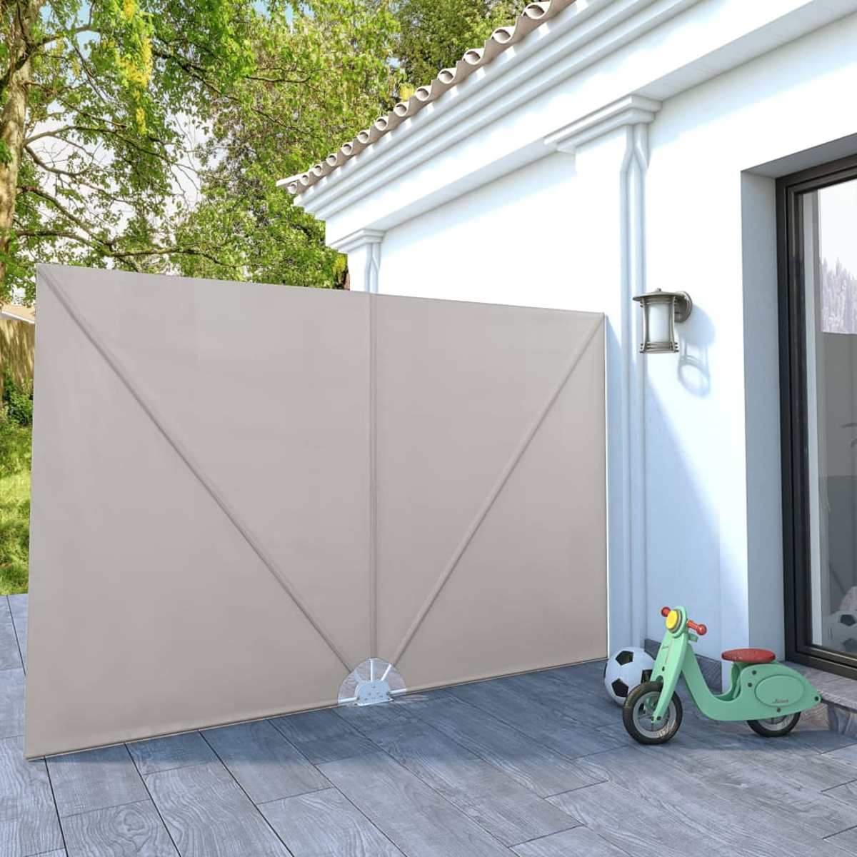 Ein beigefarbener Outdoor-Bildschirm, der an einer Ziegelmauer befestigt ist. Ein Balkon ist im Hintergrund.