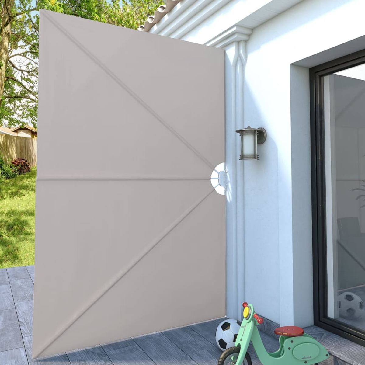 Eine beige Wand mit Tür und kleinem Roller. Eine Haustür ist offen. Ein Roller steht auf dem Boden.