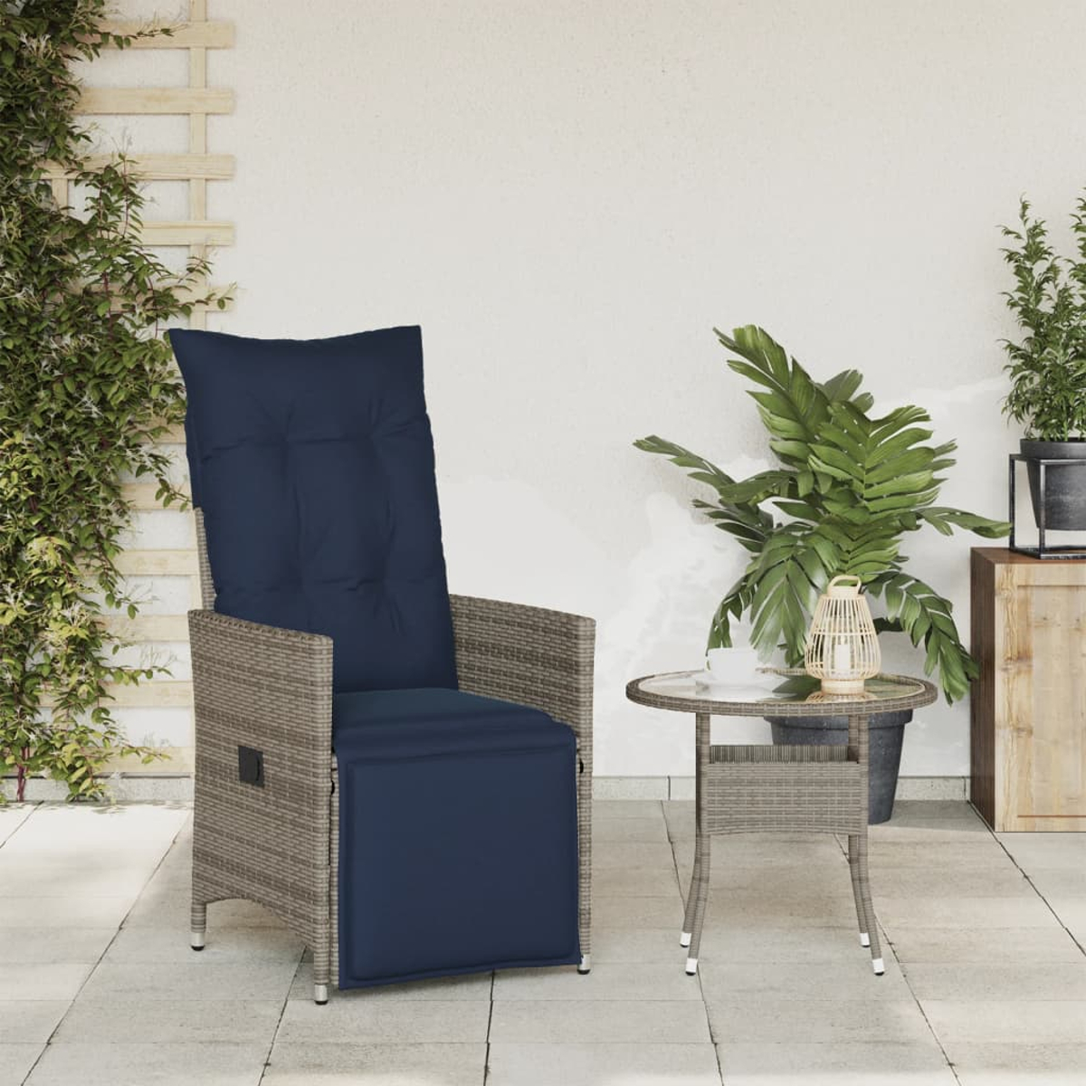 Eine Terrassenszene mit einem Liegestuhl und einem kleinen Tisch. Hintergrund umfasst eine Wand, Pflanzen und Stauraum.