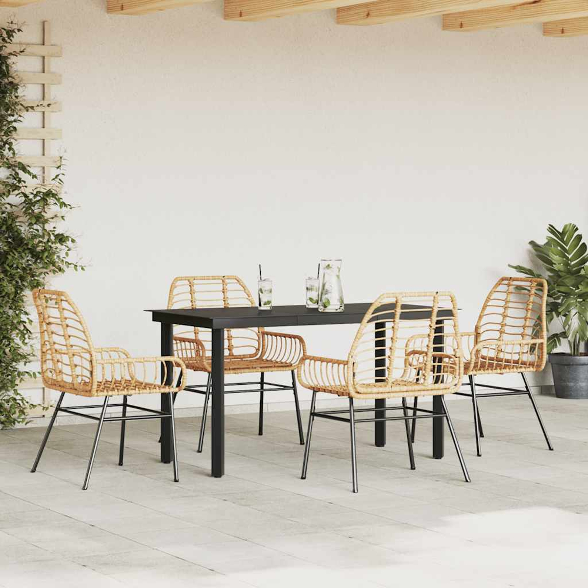 Essgruppe im Freien mit Stühlen, einem schwarzen Tisch und Getränken. Die Stühle sind aus Korb.