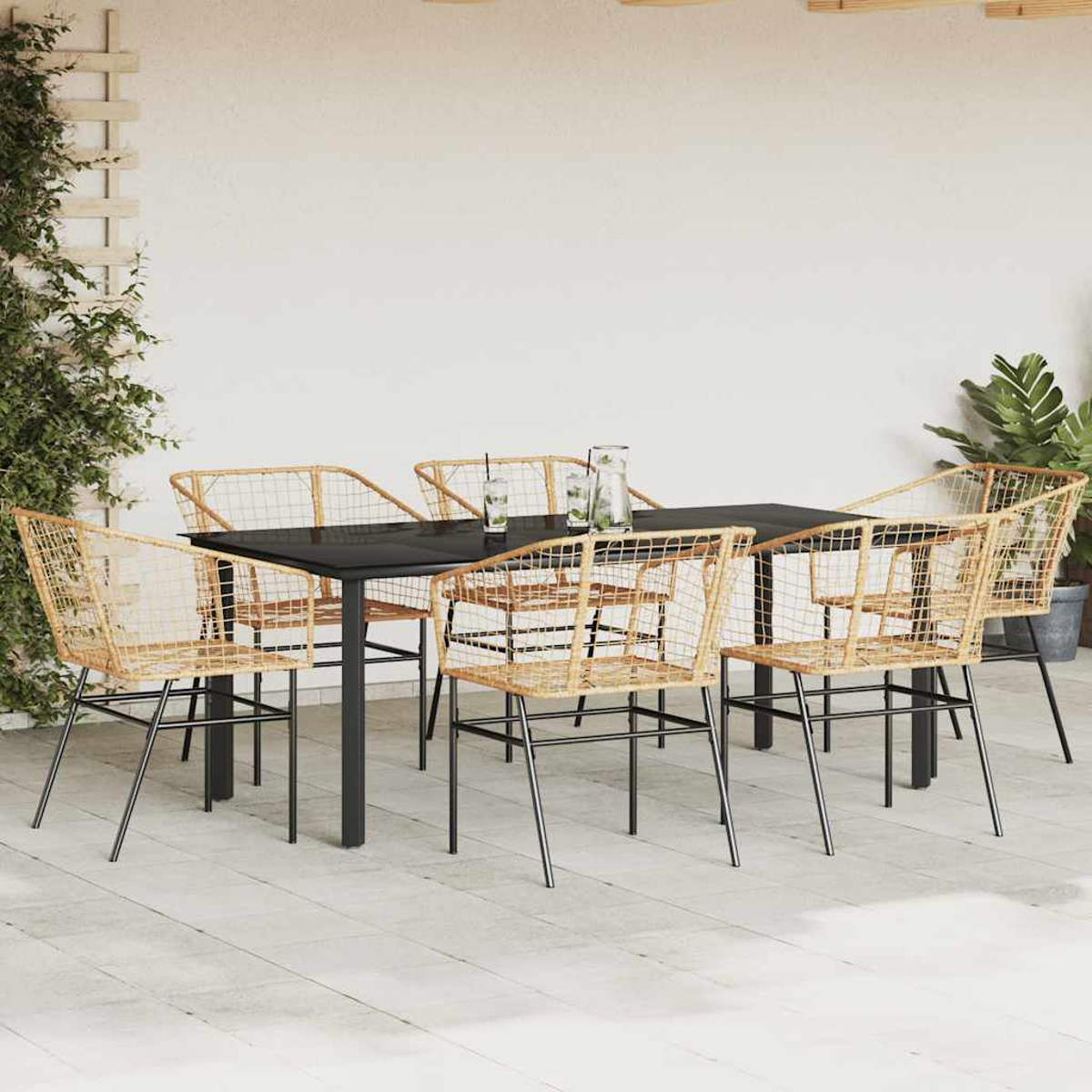 Essgruppe im Freien: schwarzer Tisch, Korbstühle. Inklusive Getränke und Pflanzen.