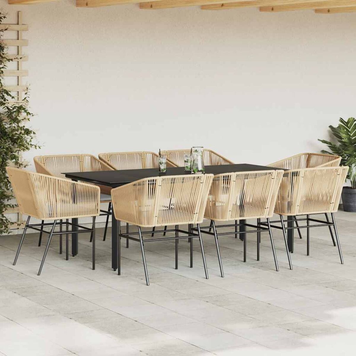 Essgruppe für den Außenbereich mit einem schwarzen rechteckigen Tisch und acht beigen Stühlen.