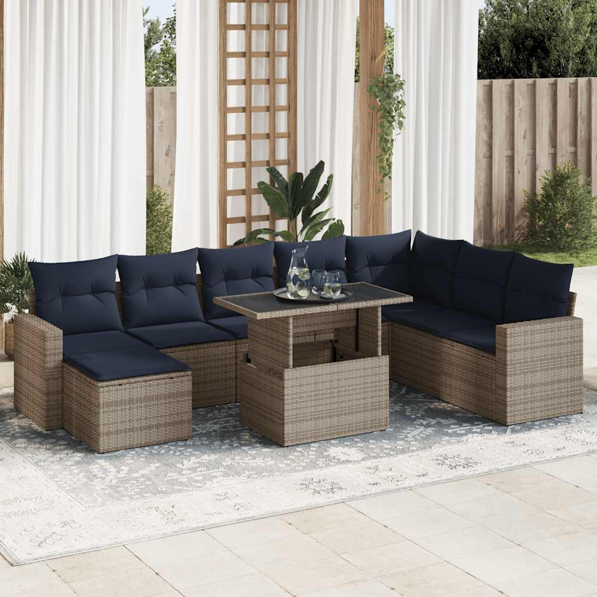 Outdoor-Ecksofa mit Tisch. Dunkelblaue Kissen, Korbmuster. Outdoor-Umgebung.