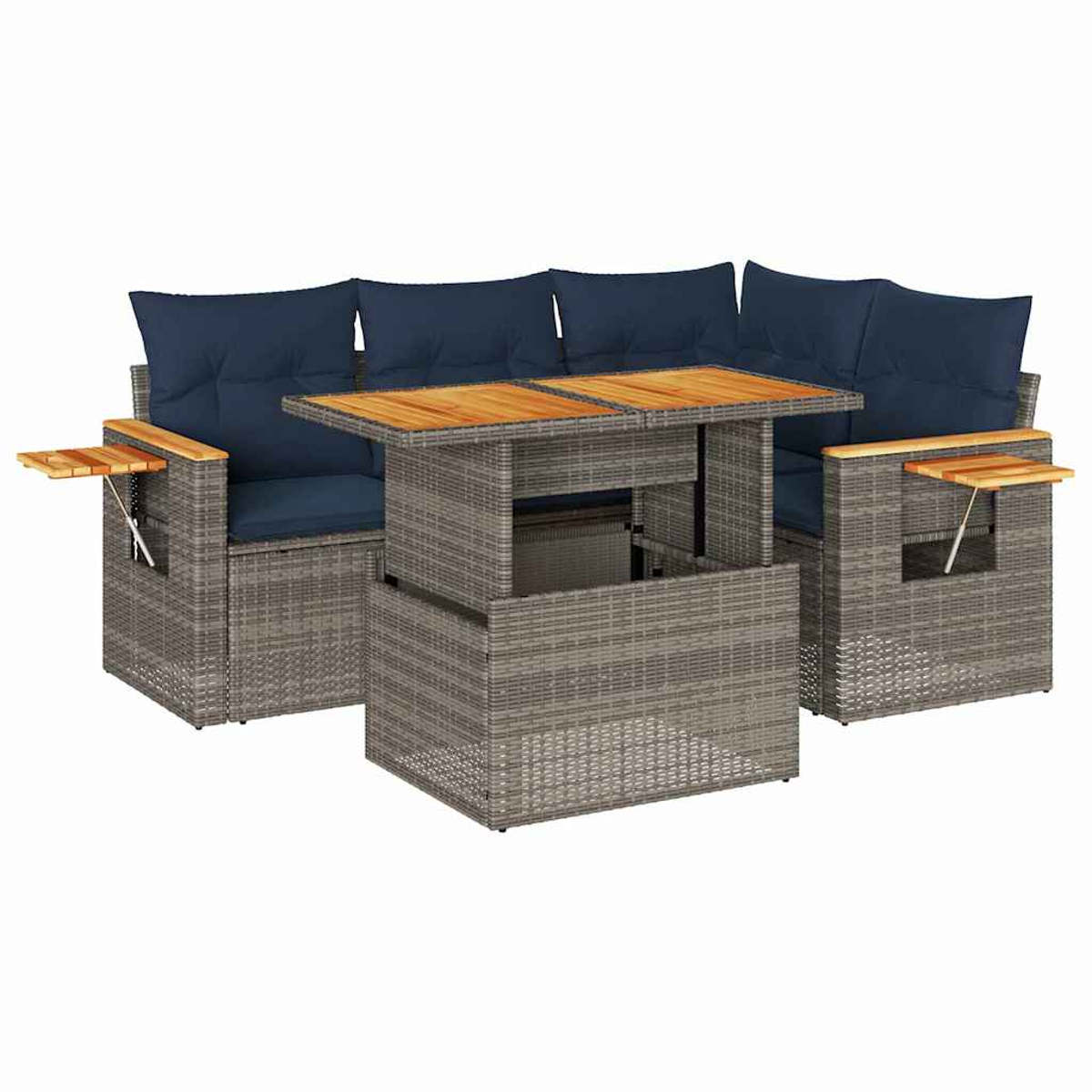 Ein graues Rattan-Ecksofa mit blauen Kissen und einem Tisch mit Holzplatte und Beistelltischen.