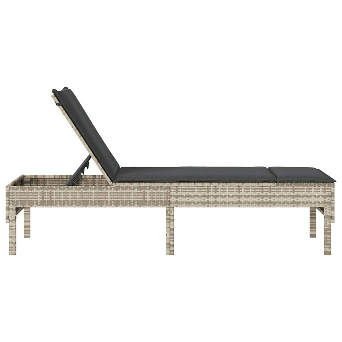 Eine Rattan-Liege mit einem dunkelgrauen Kissen. Die Liege ist von der Seite zu sehen.