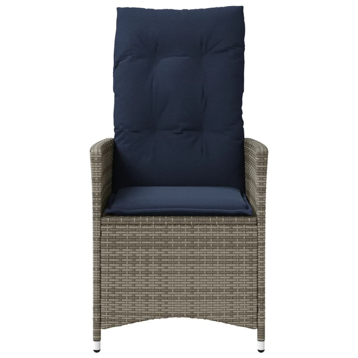 Silla de mimbre con cojín azul marino. La silla tiene reposabrazos y está sobre fondo blanco.