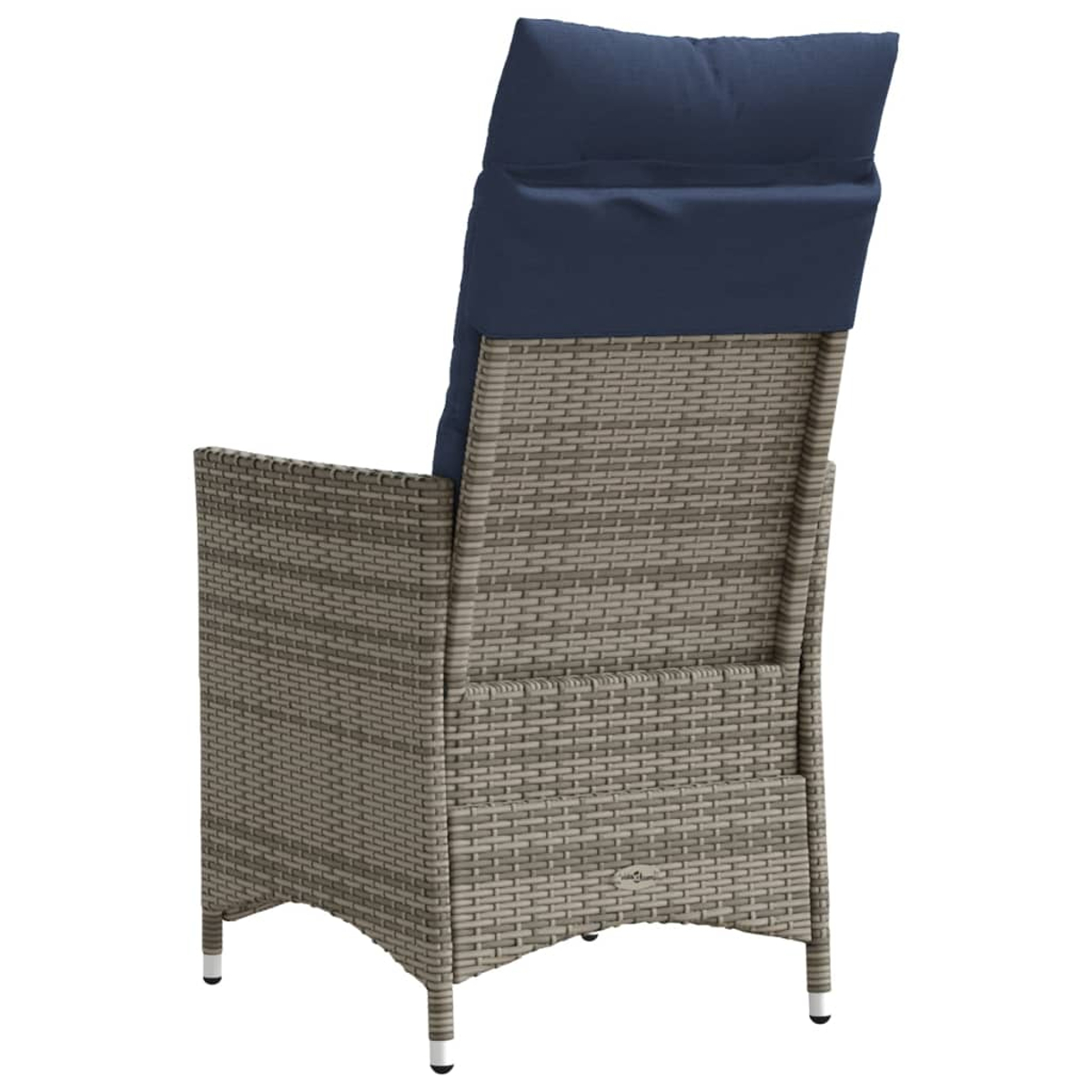 Parte trasera de una silla de mimbre con cojín azul marino. La silla está sobre fondo blanco.