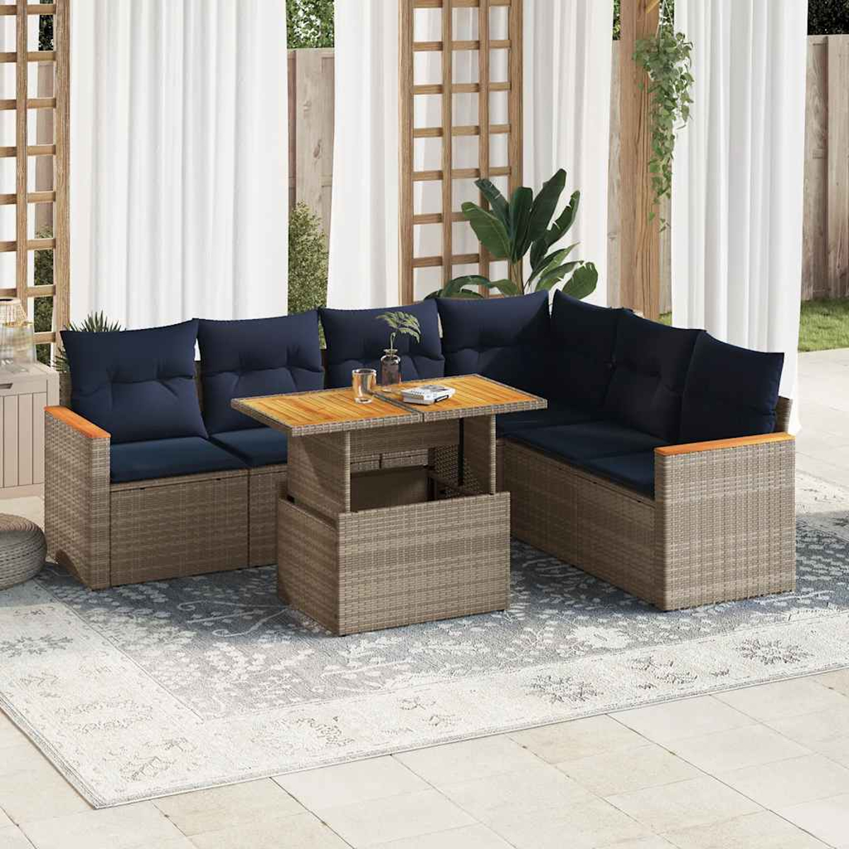 Gartenmöbel-Set mit blauen Kissen und beigem Korbgeflecht, Tisch mit Holzplatte.