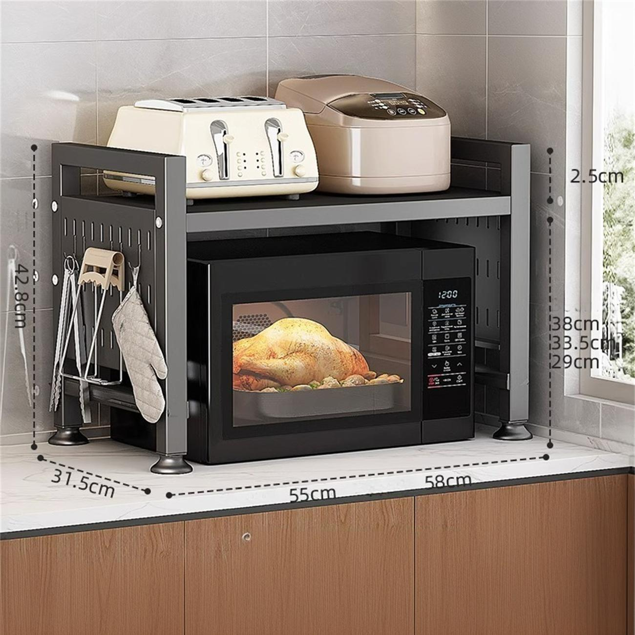 Küchenregaleinheit mit Mikrowelle, Toaster und Zubehör. Sie steht auf einer Arbeitsplatte.