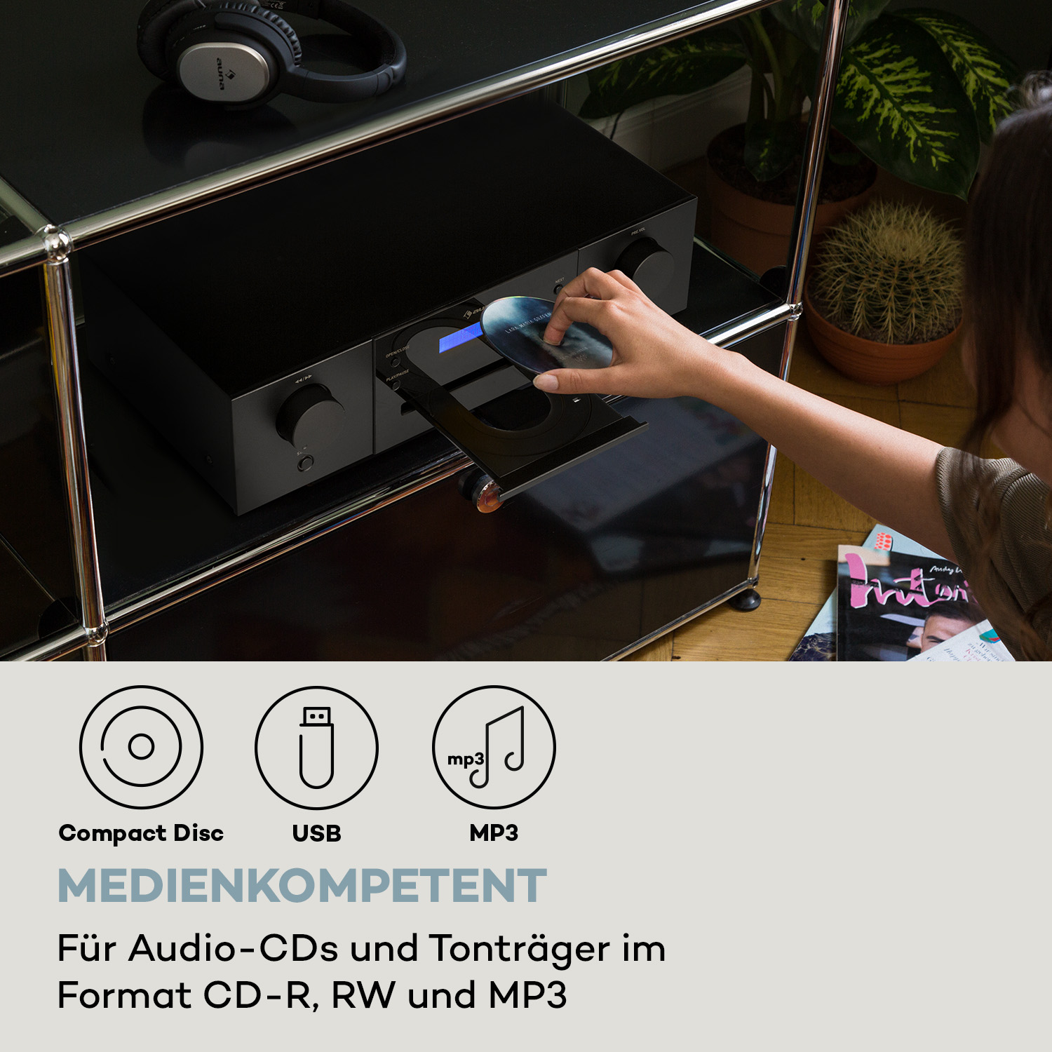 Person legt CD in Stereoanlage ein. Text: 'Medienkompetent' und Symbole für CD, USB und MP3.