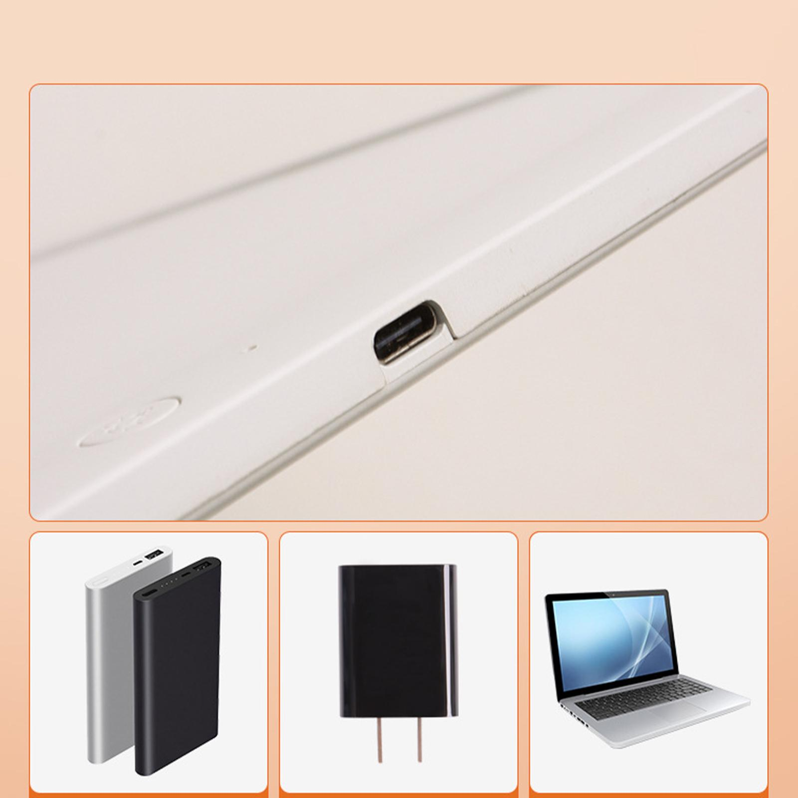 Nahaufnahme eines weißen Geräts mit USB-Anschluss und Zubehör: Ladegeräte und ein Laptop.