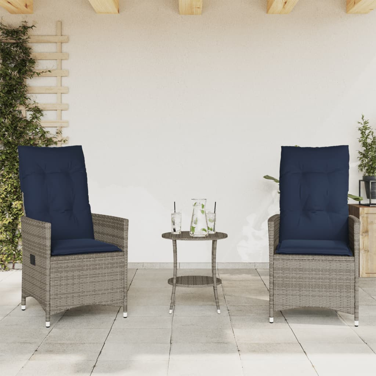 Zwei Stühle für draußen mit hohen Rückenlehnen und marinefarbenen Kissen, Tisch mit Getränken, auf Terrasse.