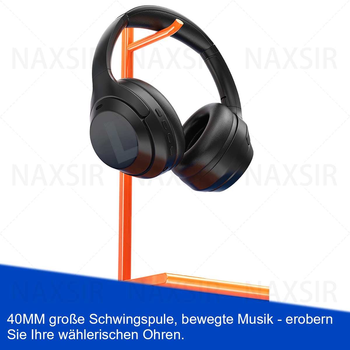 Schwarze Kopfhörer auf einem orangefarbenen Ständer. Der Ständer steht vor einem weißen Hintergrund.