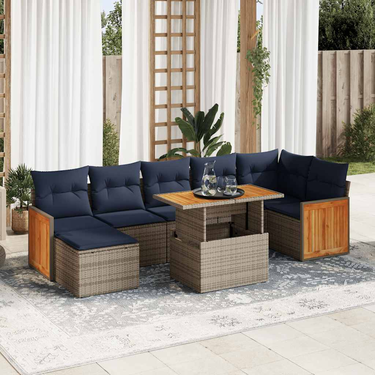 Terrassenmöbel mit blauen Kissen, Holzakzenten und einem zentralen Tisch auf einem gemusterten Teppich.