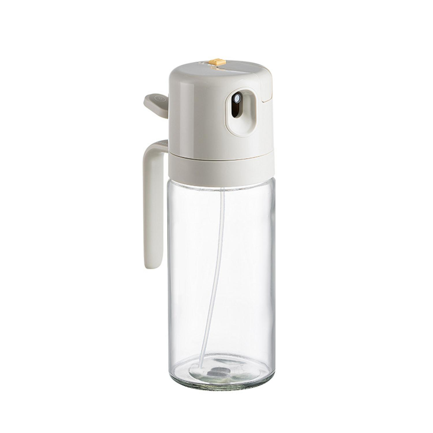Eine Glassprühflasche mit weißem Deckel, für Öl.