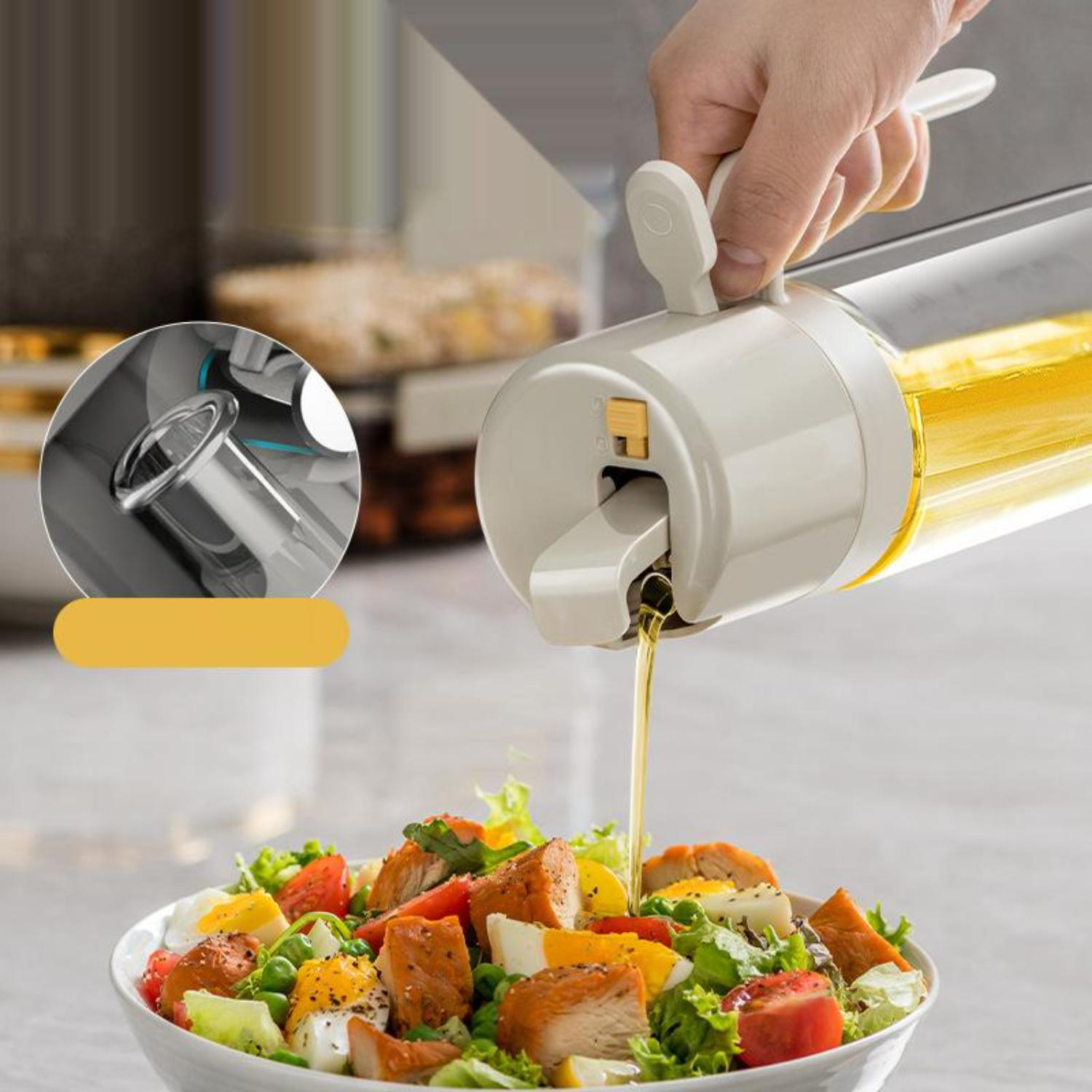 Eine Hand, die Öl aus einer Ölsprühflasche in einen Salat gießt.