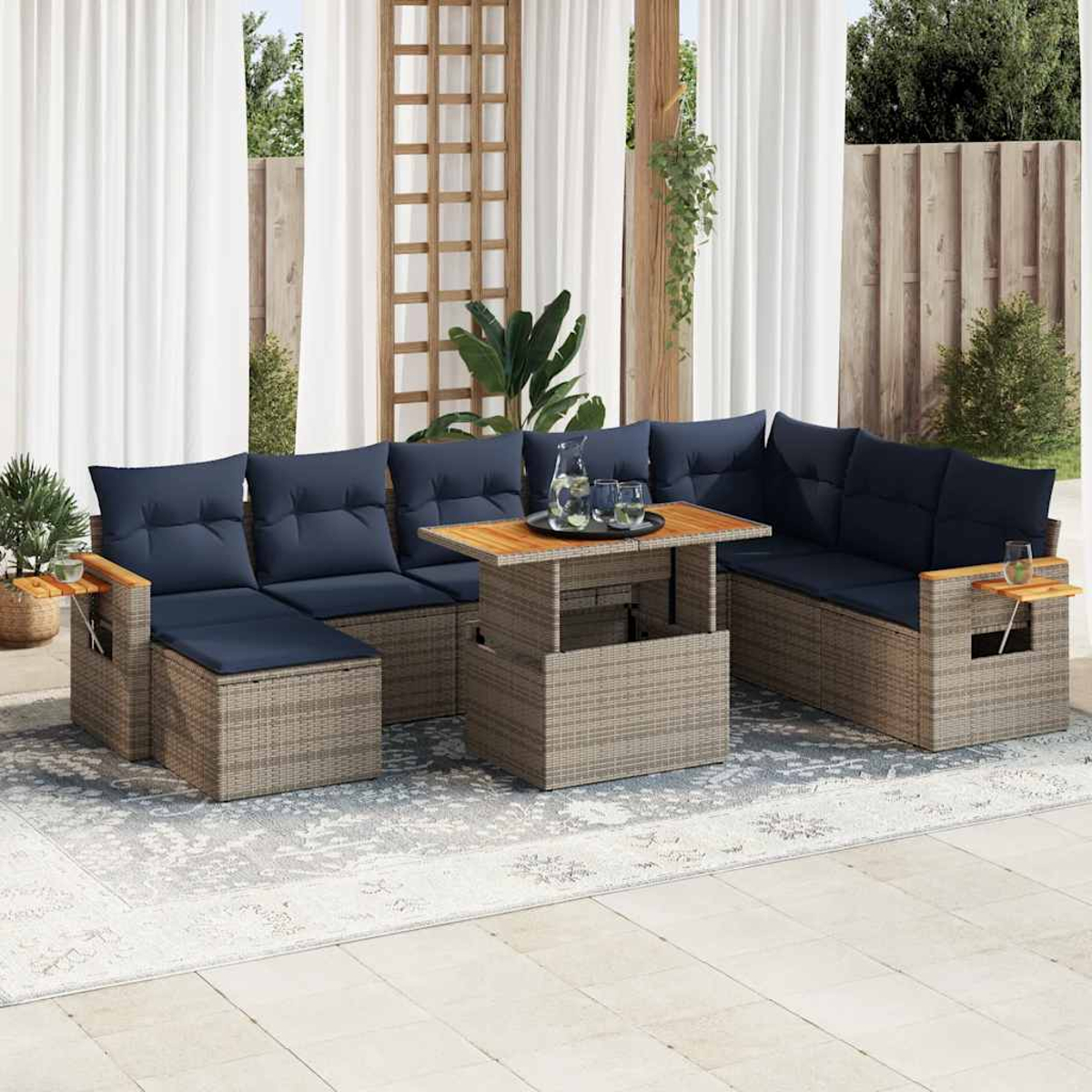 Eine Außenszene mit einem Rattan-Sofaset, blauen Kissen und einem Hubtisch. Ein Beistelltisch ist ebenfalls sichtbar.