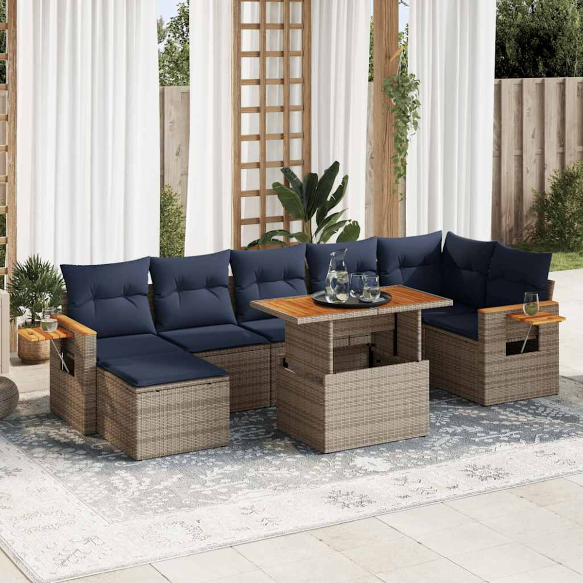 Outdoor-Ecksofa mit marineblauen Kissen und einem Holztisch. Weiße Vorhänge und ein Teppich im Hintergrund.