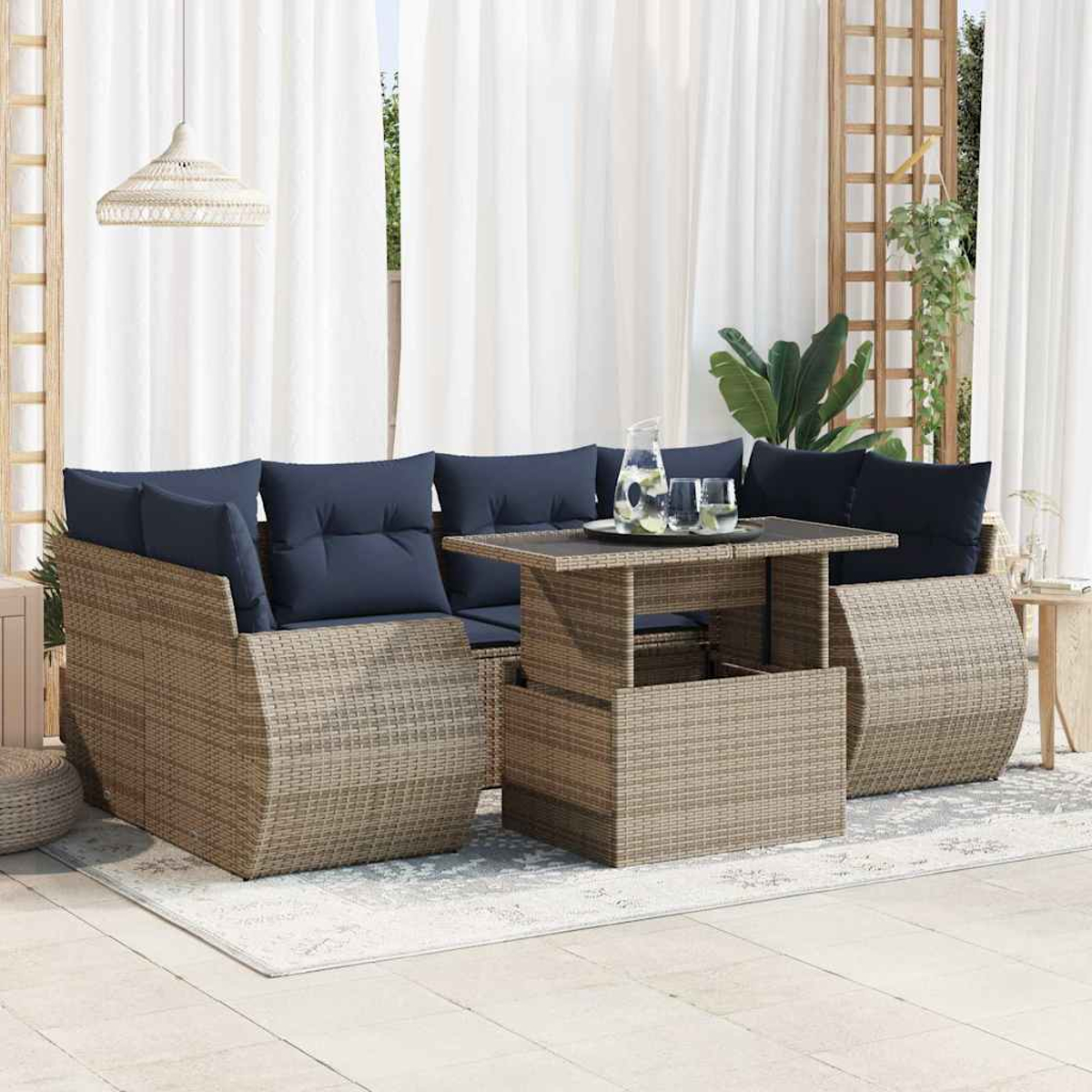 Outdoor-Ecksofa mit marineblauen Kissen und einem Tisch mit Hebevorrichtung. Weiße Vorhänge, Pflanzen und ein Teppich im Hintergrund.