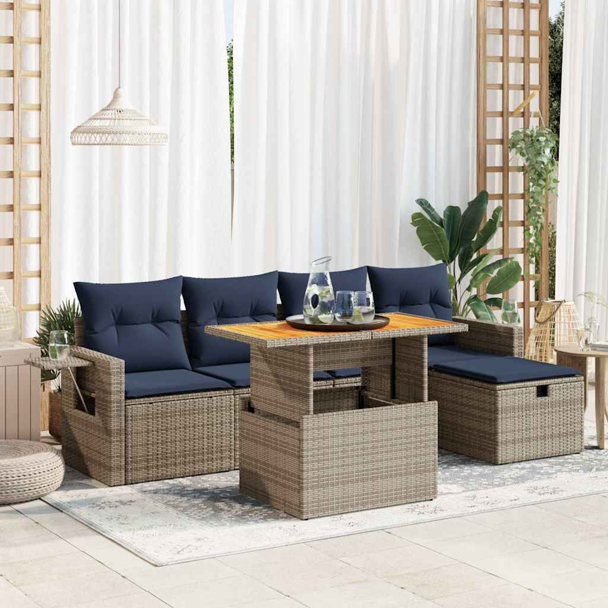 Outdoor-Möbelset mit einem Mitteltisch und blauen Kissen. Graue Korbstruktur. Sonnige Szene im Freien.