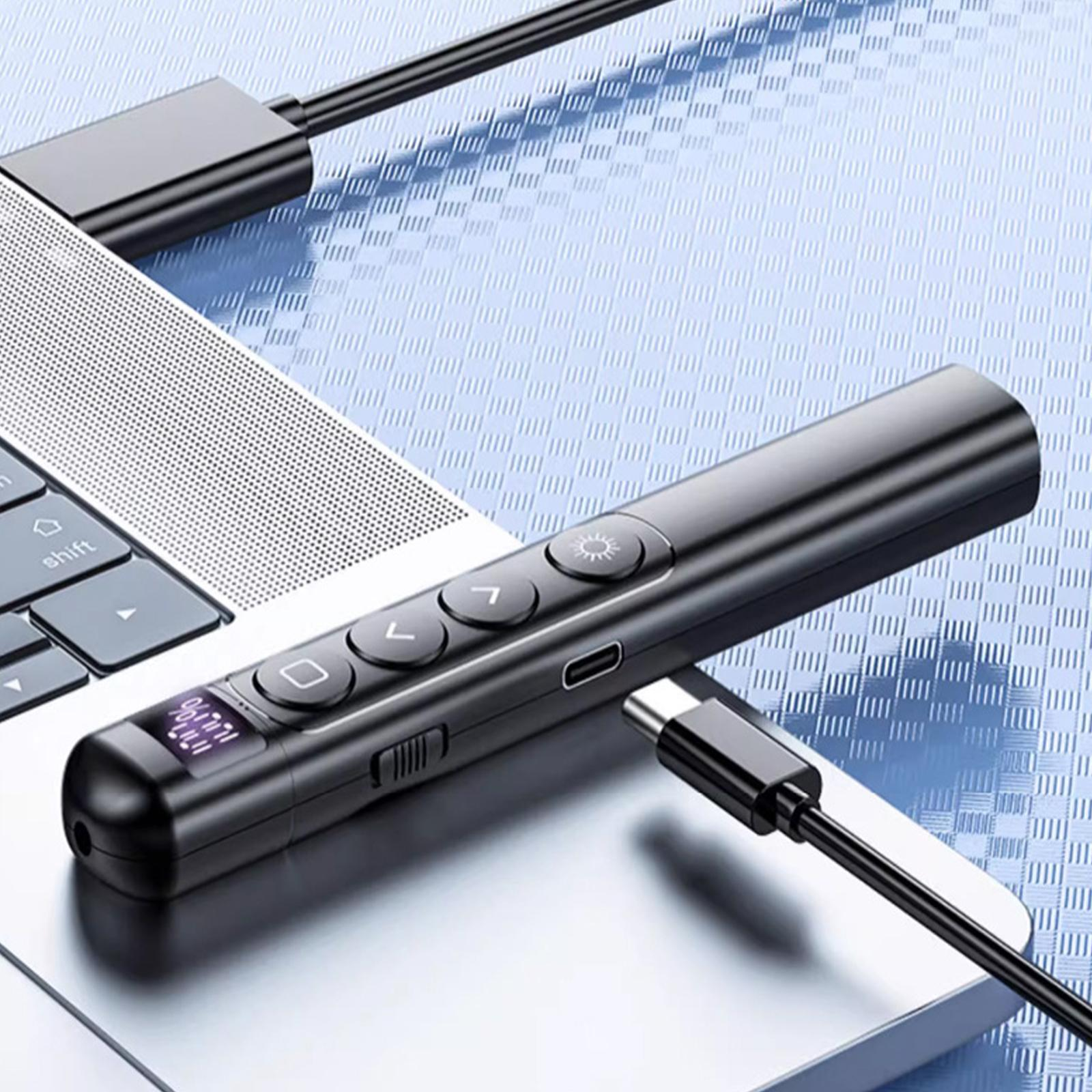 Schwarze Präsentationsfernbedienung, an einen Laptop angeschlossen. Anzeige auf der Fernbedienung und USB-C-Kabel.