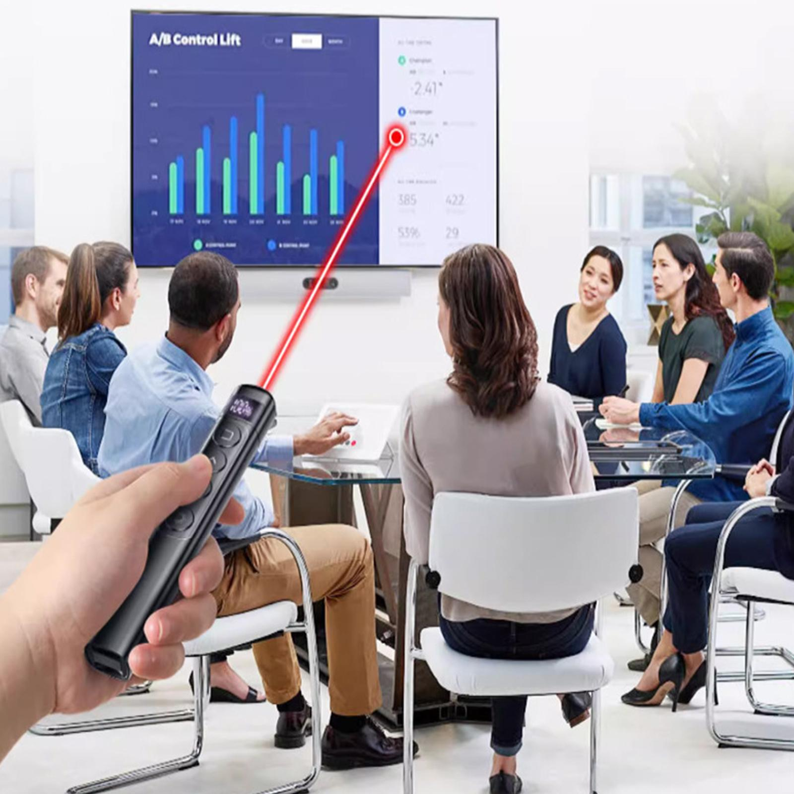 Eine Person, die eine Präsentationsfernbedienung mit einem roten Laserpointer in einer Besprechung verwendet.