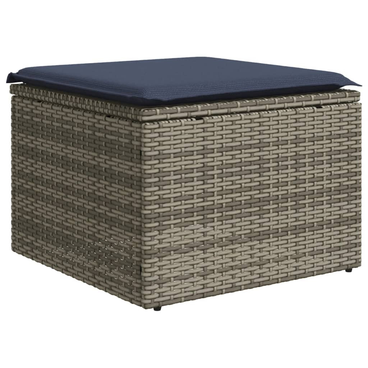 Eine graue, gewebte Aufbewahrungsbox mit einem blauen Kissen oben drauf.
