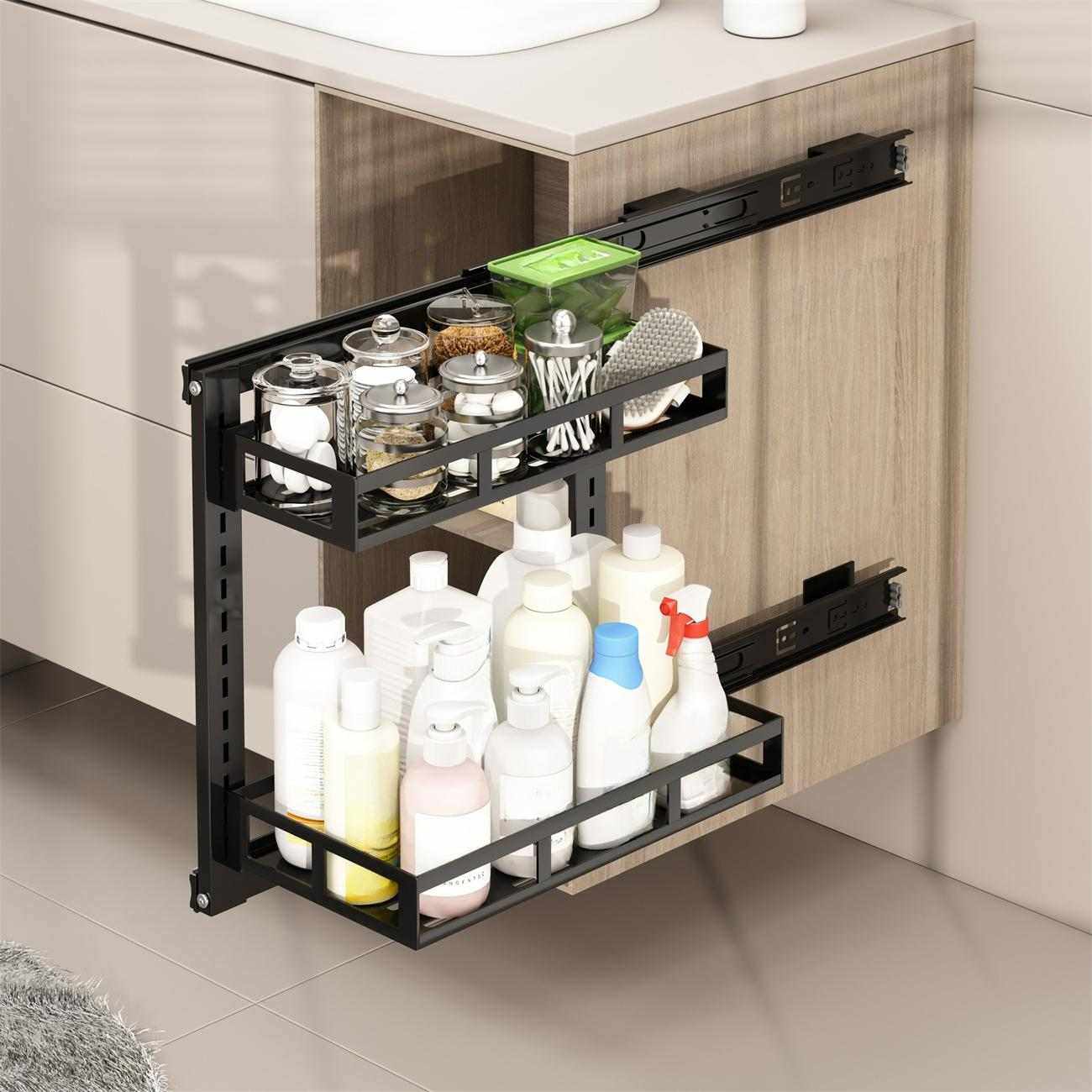 Ein schwarzer Auszug-Schrank-Organizer mit Regalen, gefüllt mit Flaschen und Gläsern, in einer Küche.