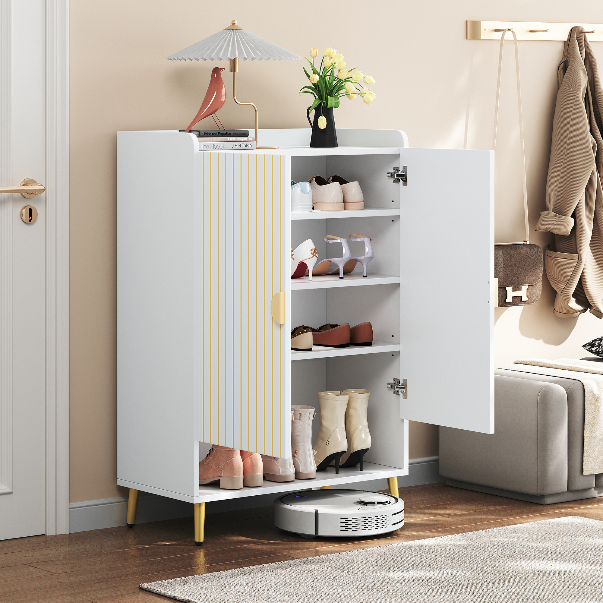 Weißer Schuhschrank mit offener Tür, Schuhe sichtbar. Ein Roboterstaubsauger ist unten.