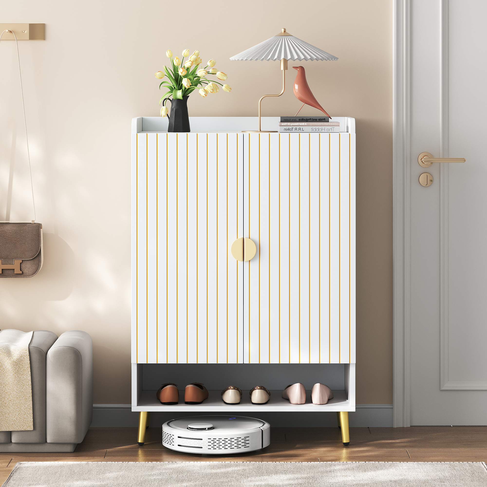 Weißer Schrank mit goldenen Streifen und Griff. Darunter ein Roboterstaubsauger.
