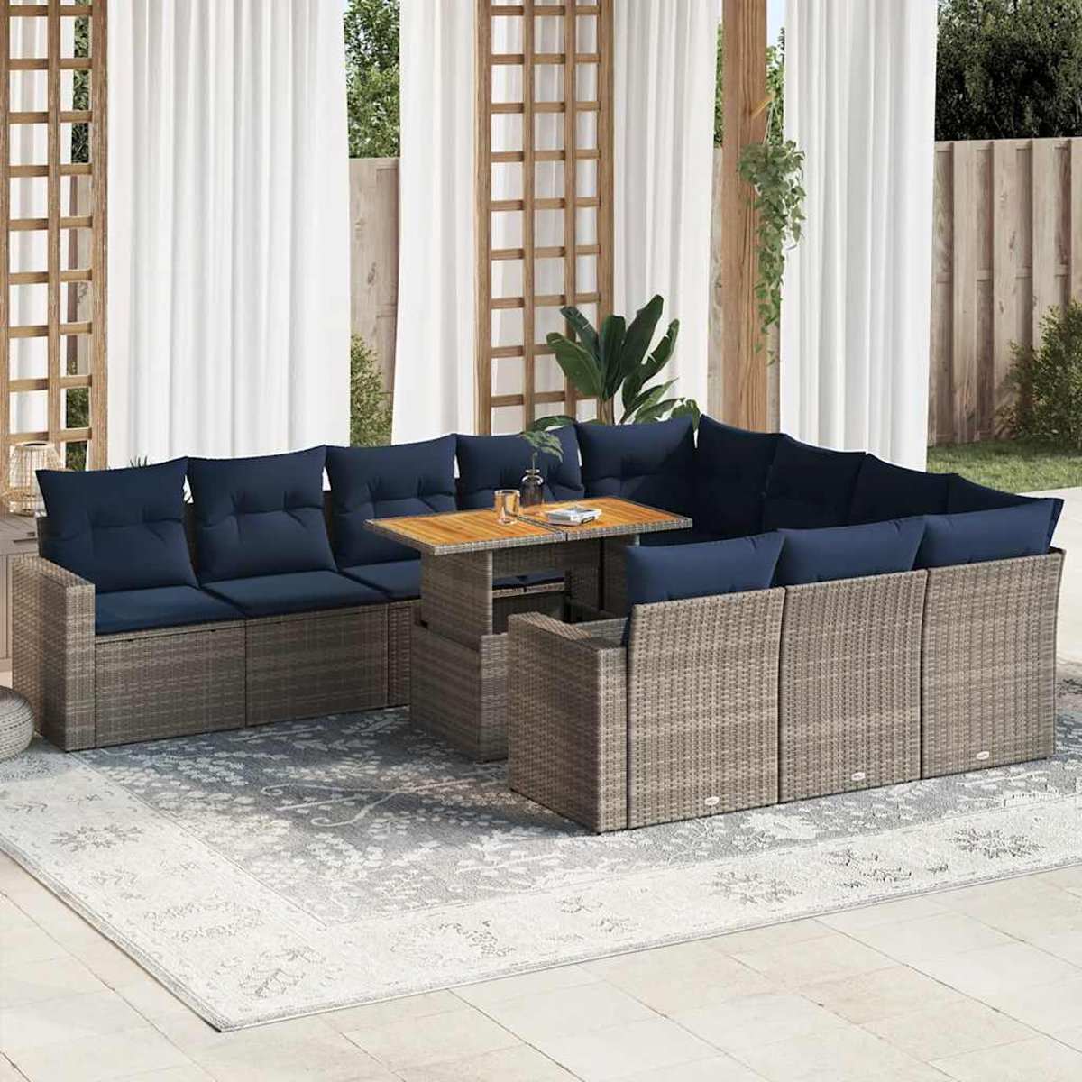 Outdoor-Ecksofa mit blauen Kissen und einem Tisch auf einem gemusterten Teppich, mit weißem Hintergrund.
