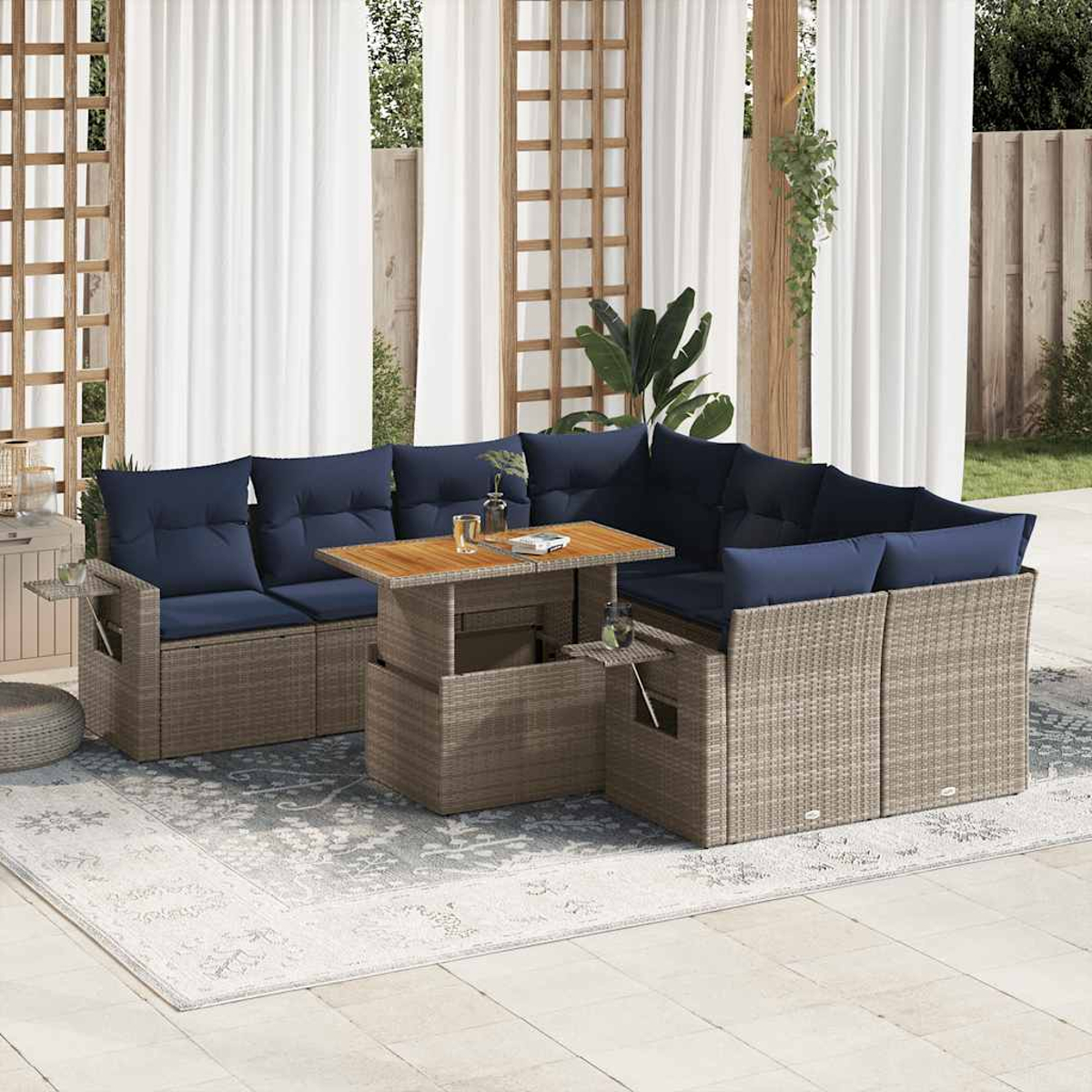 Eine Sitzgruppe im Freien mit Sofa, Stühlen und einem Couchtisch mit Hubfunktion.