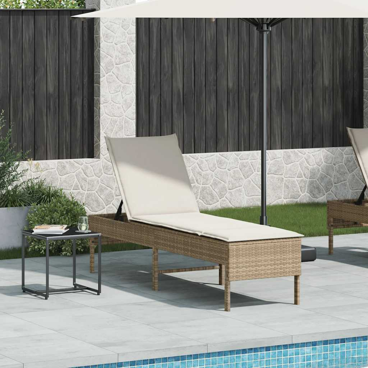 Szene im Freien: eine beige Chaiselongue, ein kleiner Tisch und ein Sonnenschirmständer auf einer gefliesten Terrasse.