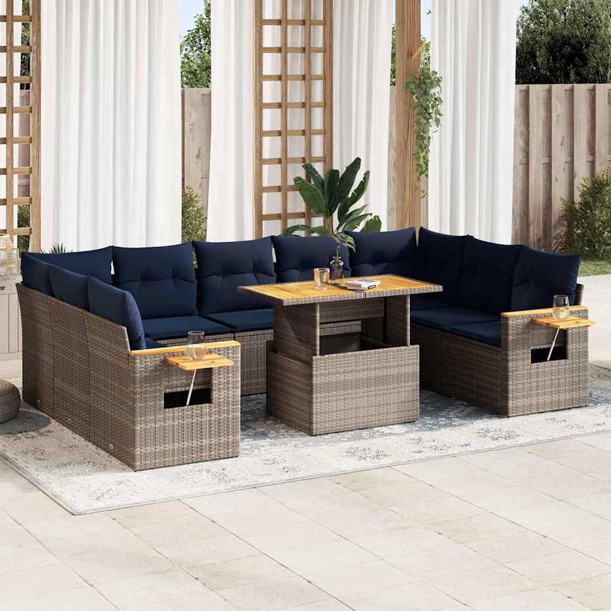 Ein Outdoor-Wohn-Set bestehend aus einem Ecksofa, einem Tisch und Vorhängen. Das Sofa hat blaue Kissen und Holzakzente.