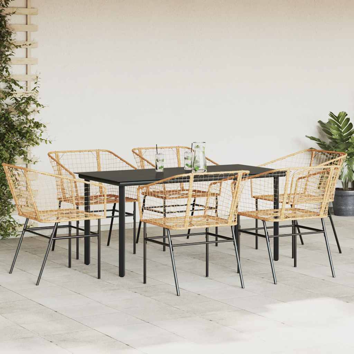 Ein Terrassenset mit einem schwarzen Tisch und sechs Korbstühlen.
