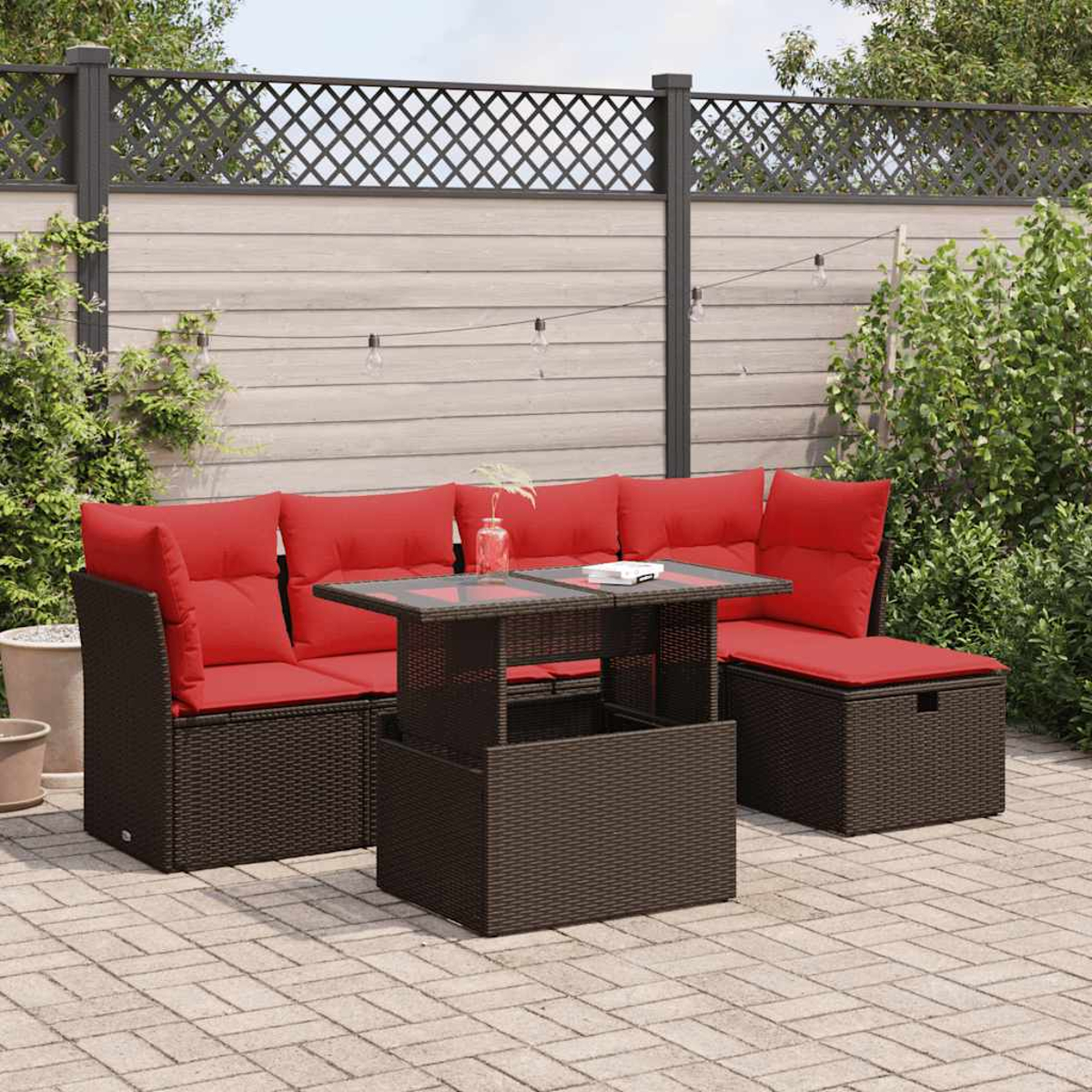 Terrassenset mit roten Kissen, einem Tisch und einer Backsteinterrasse. Der Hintergrund umfasst einen Zaun.