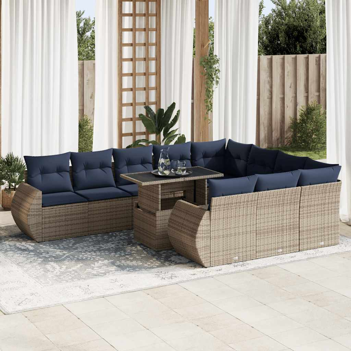 Ecksofa mit blauen Kissen und Tisch auf Terrasse. Hintergrund: Pflanzen und Vorhänge.