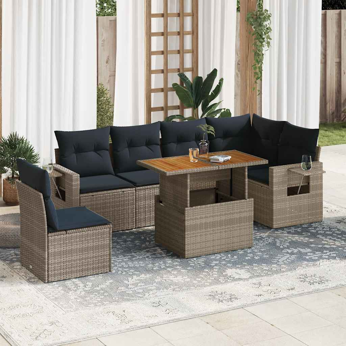 Gartenmöbel-Set mit Hubtisch, Sofa und Stuhl, mit marinefarbenen Kissen, auf einem Teppich.