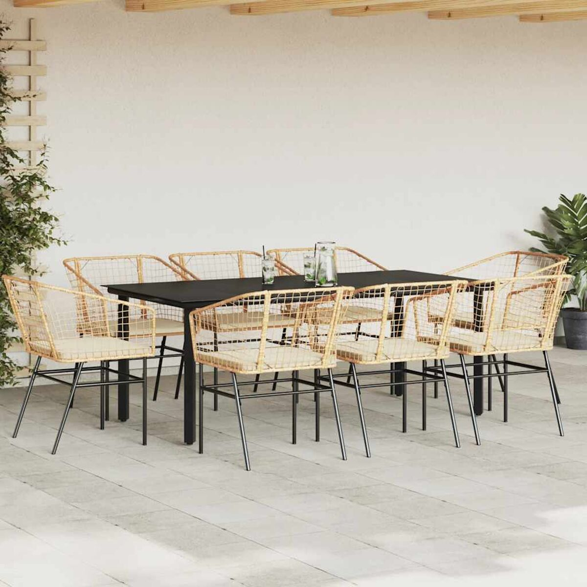 Garten-Essgruppe mit schwarzem Tisch und Stühlen. Stühle haben Netzrücken mit beigen Kissen.