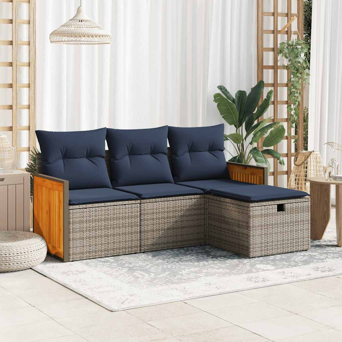 Outdoor-Ecksofa mit blauen Kissen. Inklusive Holzarm. Weiße Vorhänge im Hintergrund.