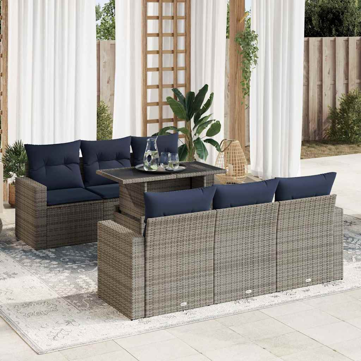 Ecksofa aus Korbgeflecht mit blauen Kissen, Tisch und Außenbereich. Der Hintergrund umfasst weiße Vorhänge.