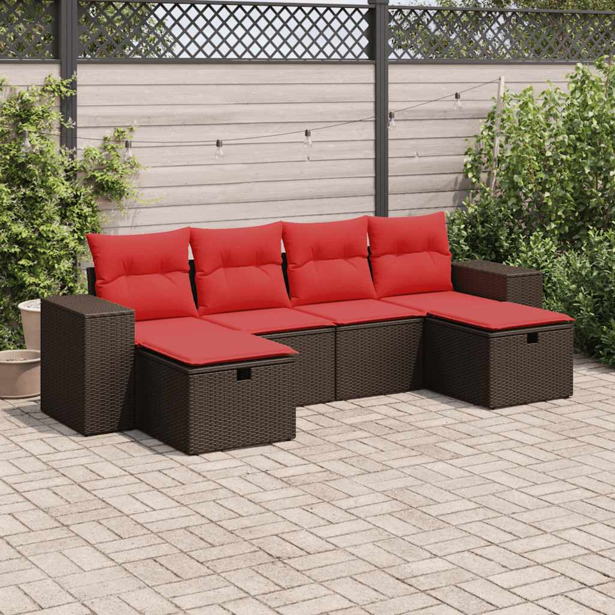 Braunes Rattan-Ecksofa mit roten Kissen, auf einer Ziegelterrasse platziert.
