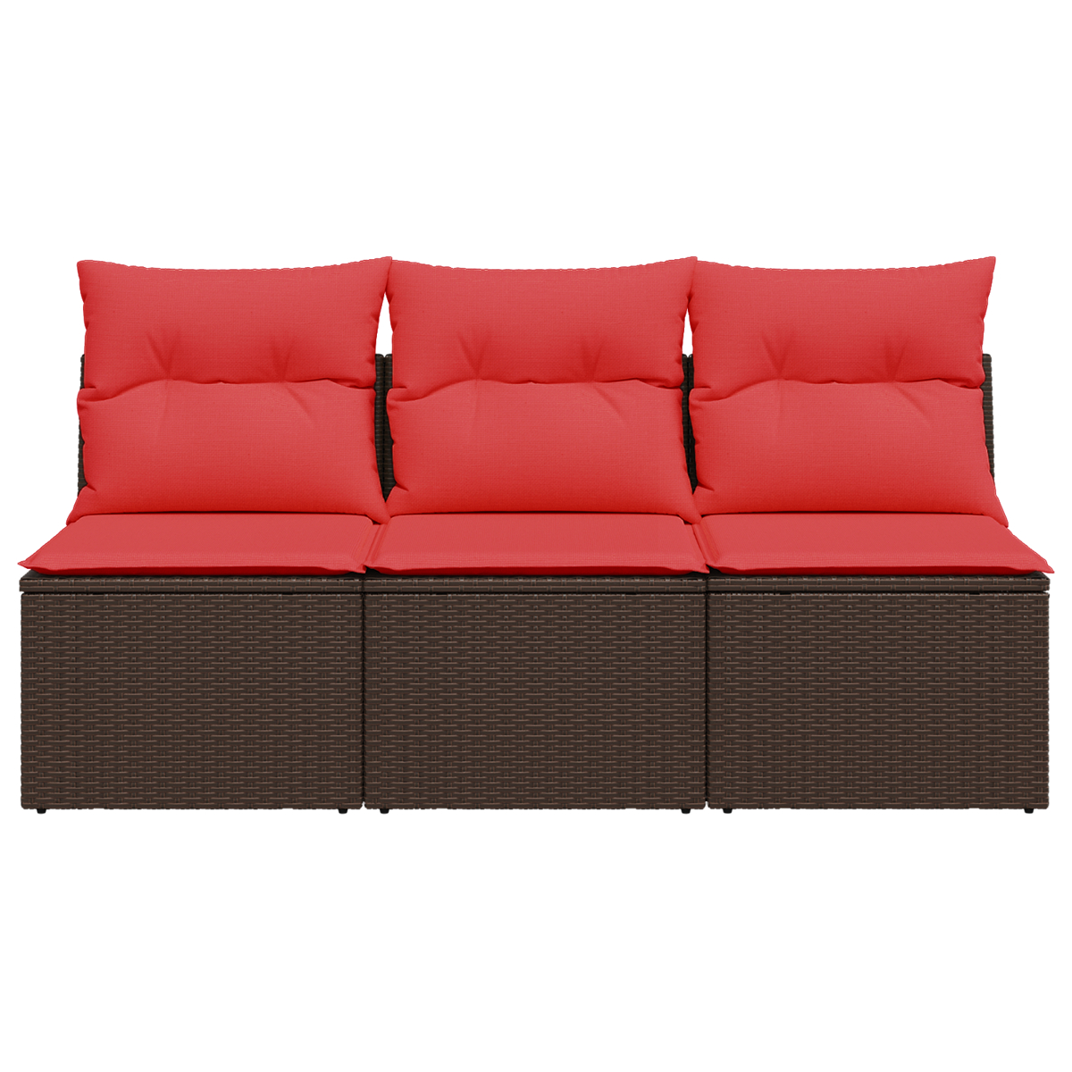 Dreisitzer-Sofa mit roten Kissen. Das Sofa hat einen dunkelbraunen Korbrahmen. Es ist auf weißem Hintergrund.