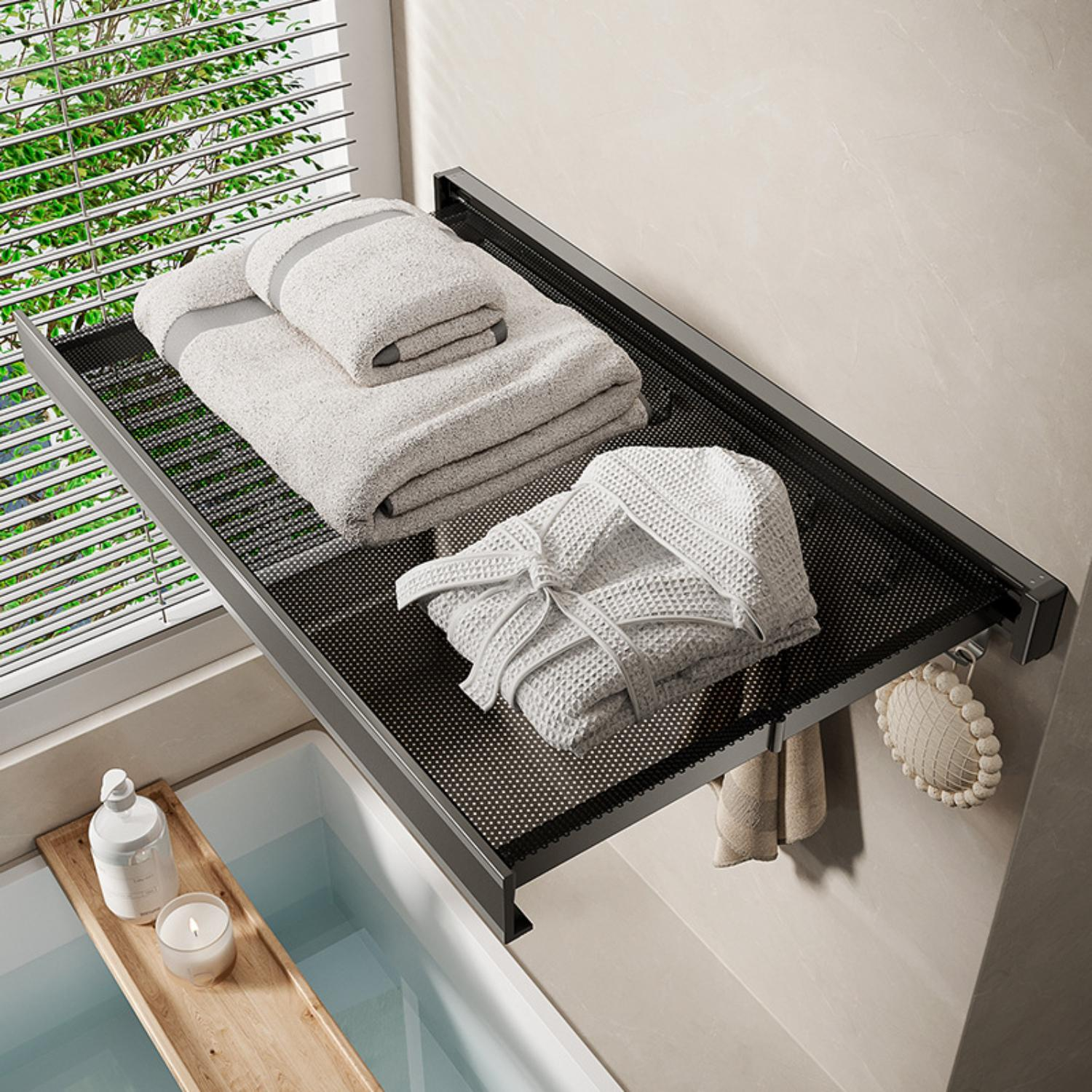 Badezimmerregal mit Handtüchern, Bademantel und Zubehör über einer Badewanne.