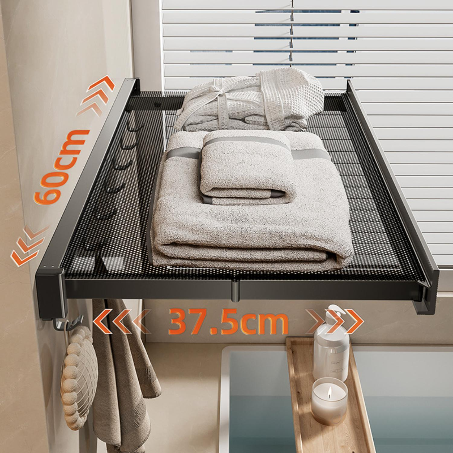 Ein schwarzes Regal mit Handtüchern und einem Badezimmer-Set, mit Abmessungen und Pfeilen zur Größenangabe.