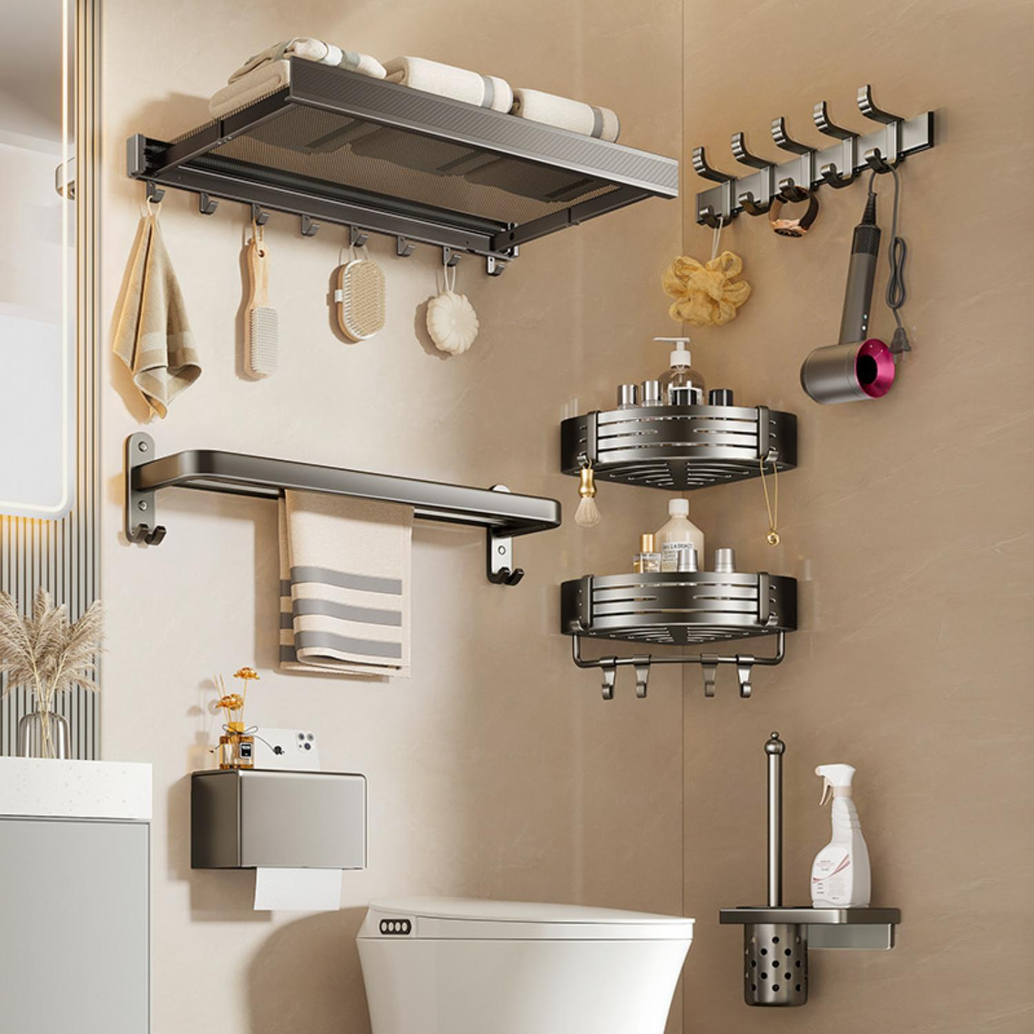 Bad-Accessoires: Handtuchhalter, Regale, Toilette und verschiedene Artikel. Die Szene spielt in einem beige gefliesten Badezimmer.
